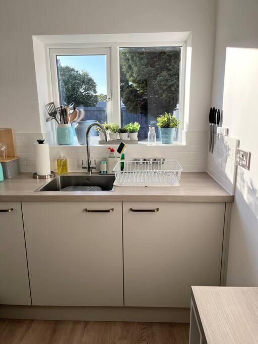 Beach Home With Garden, Close To New Forest 伯恩茅斯 外观 照片
